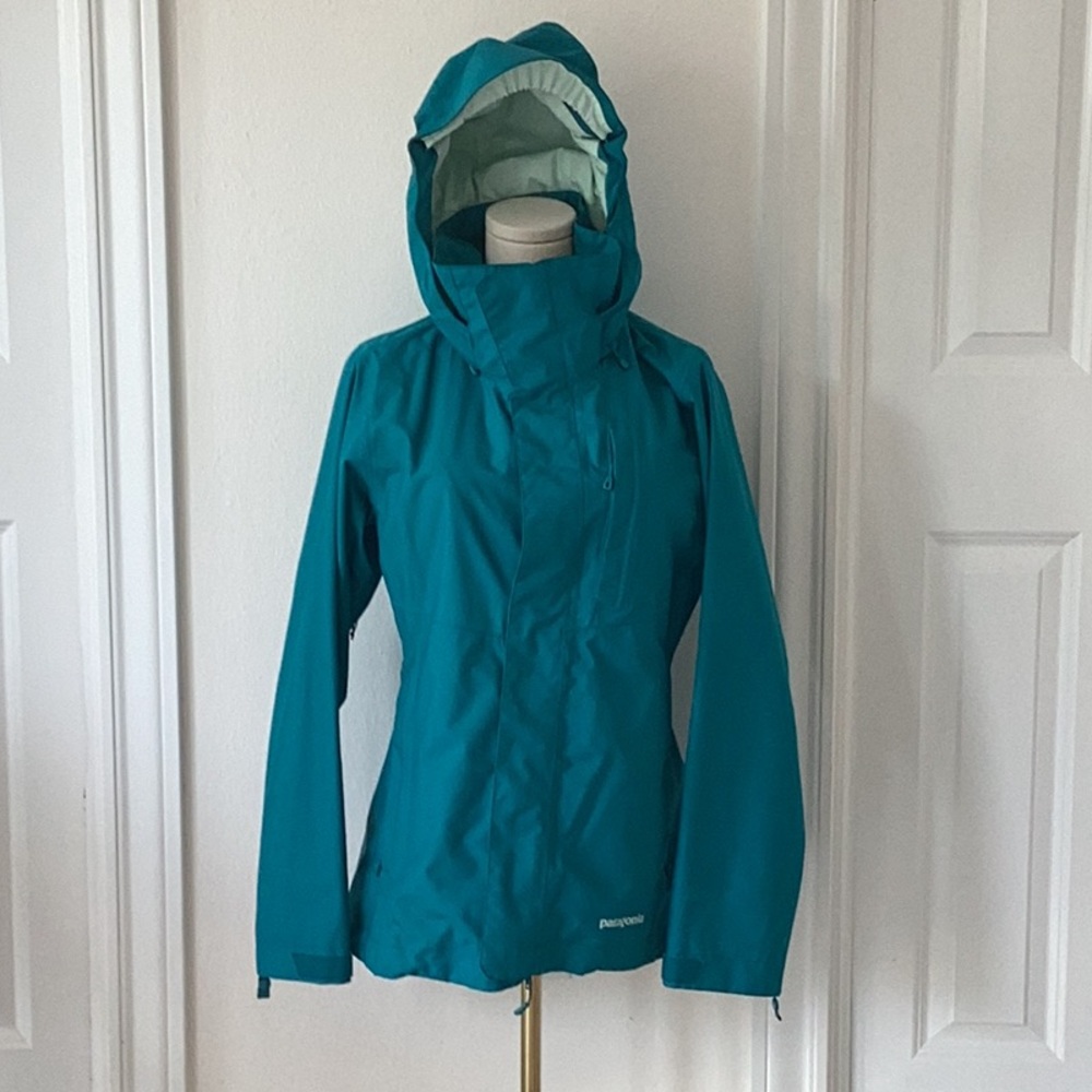 Patagonia Blue Ski Snow Jacket with Hood and Water-Resistant Material